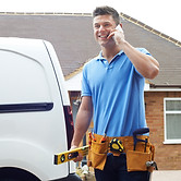 Handwerker am Telefon