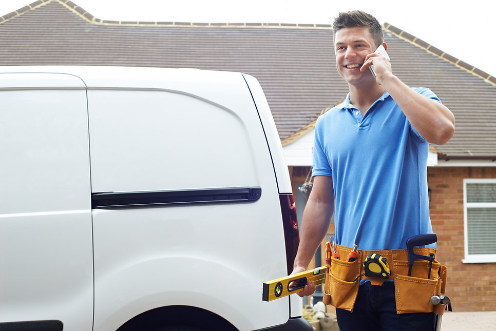 Handwerker am Telefon