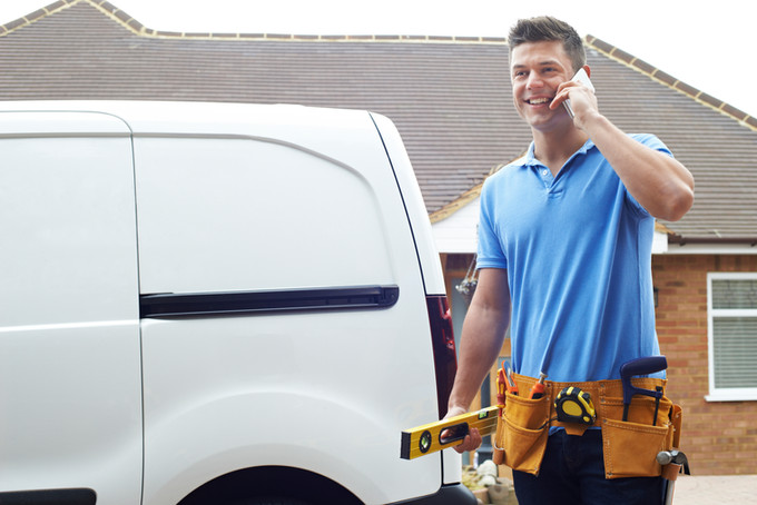 Handwerker am Telefon