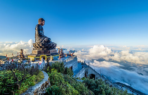 Grande statue de Bouddha au sommet de la montagne Fansipan.