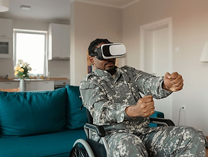 Hombre usando realidad virtual