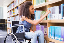 Fille en fauteuil roulant