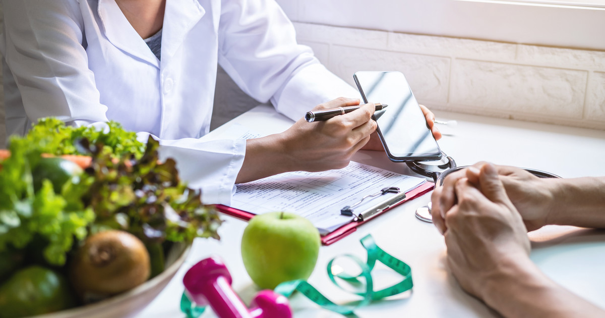 An Accredited Practising Dietitian discussing a personalised nutrition plan with a person living with persistent pain.