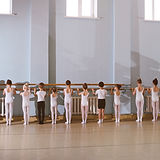 Junge Tänzer in der Ballettklasse
