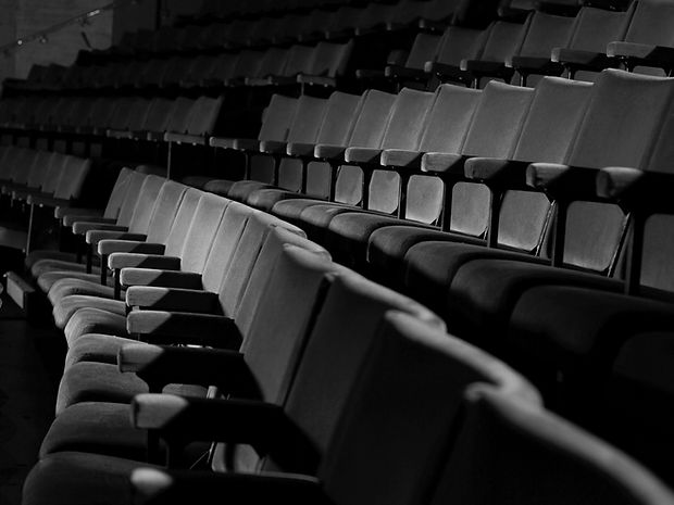 Sièges de théâtre vides