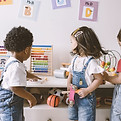 Des enfants qui jouent ensemble