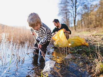 Enfant ramassant des déchets