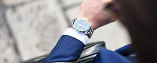 Montre au poignet d'un homme