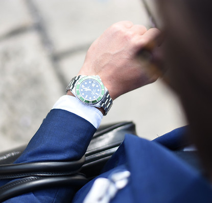 Montre au poignet d'un homme