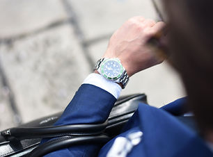 Montre au poignet d'un homme
