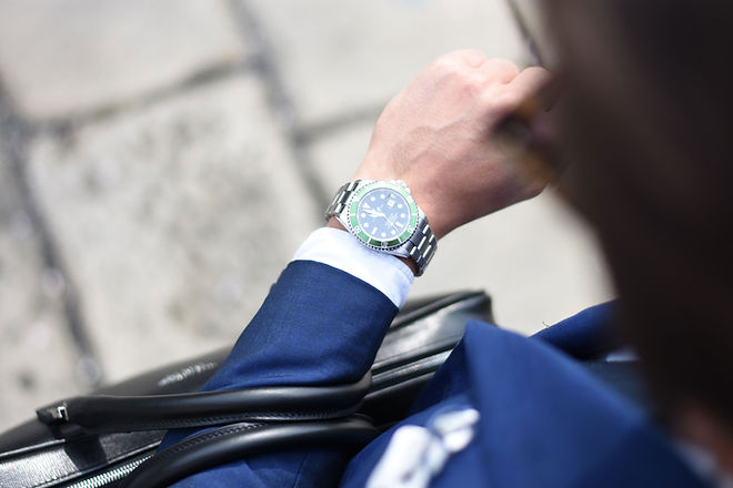 Homme vérifiant sa montre