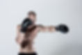 Boxeur donnant un coup de poing