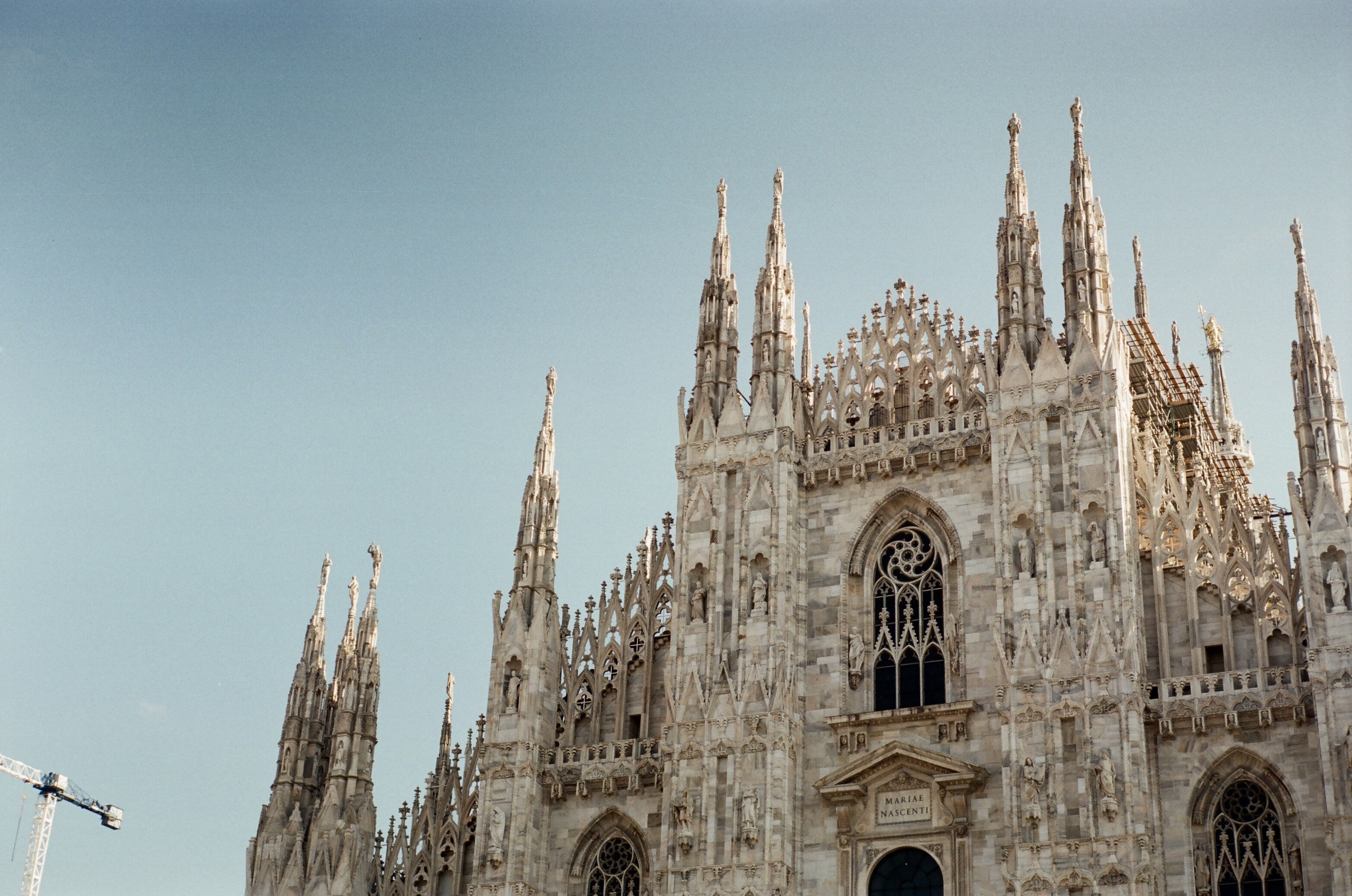 Scopri il Giappone autentico con il nostro corso breve! 
Immergiti in un viaggio intensivo in un breve ciclo di incontri tenuti da un insegnante madrelingua giapponese: lingua, cultura e civiltà spiegate con passione e autenticità.
In poche settimane potrai familiarizzare con frasi essenziali per iniziare a conversare e comprendere anime e manga, e ascoltare aneddoti che ti porteranno in un viaggio tra tradizioni, valori Zen e modernità del Giappone.
