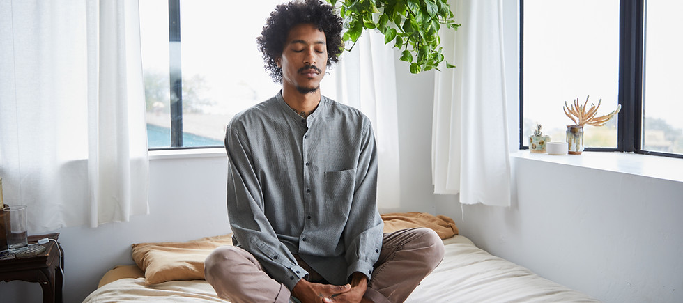 Man som mediterar inomhus