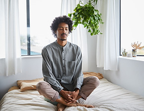 Meditando na cama