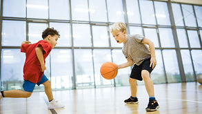 Enfants jouant au basket-ball