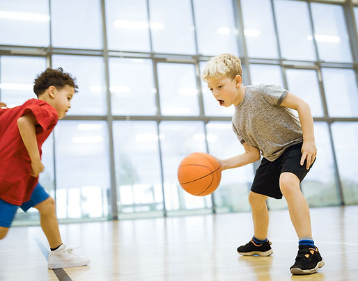 Enfants jouant au basket-ball
