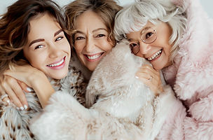 Femmes en manteaux confortables