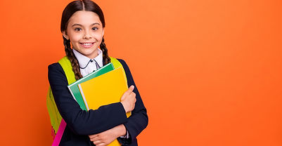 Gülümseyen Kız Öğrenci