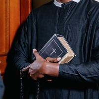 Geistlicher hält Bibel