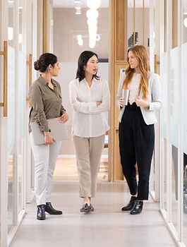 Diskussion im Büroflur