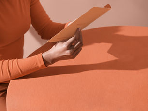 別紙がついた契約書を持っている人