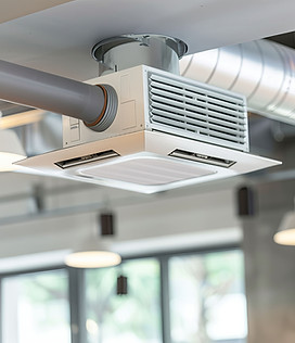 Zentrale Lüftungsanlage in Bürodecke – effiziente Frischluftzufuhr über Kanalsystem
