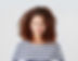 Jeune femme aux cheveux bouclés