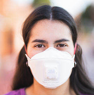 Mujer con máscara facial