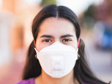 Mujer con máscara facial