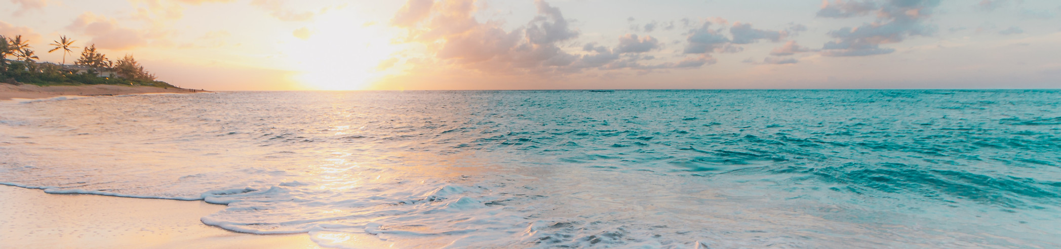 Coucher de soleil tropical sur une plage tropicale