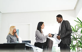 Aperto de mão no trabalho