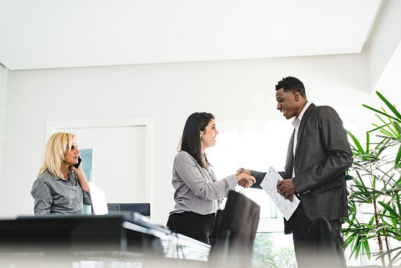 Aperto de mão no trabalho