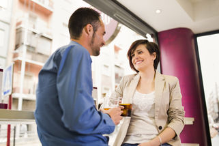 Dialogo in italiano informale tra due persone che si presentano