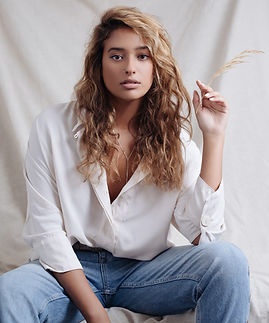 年輕模特擺姿勢