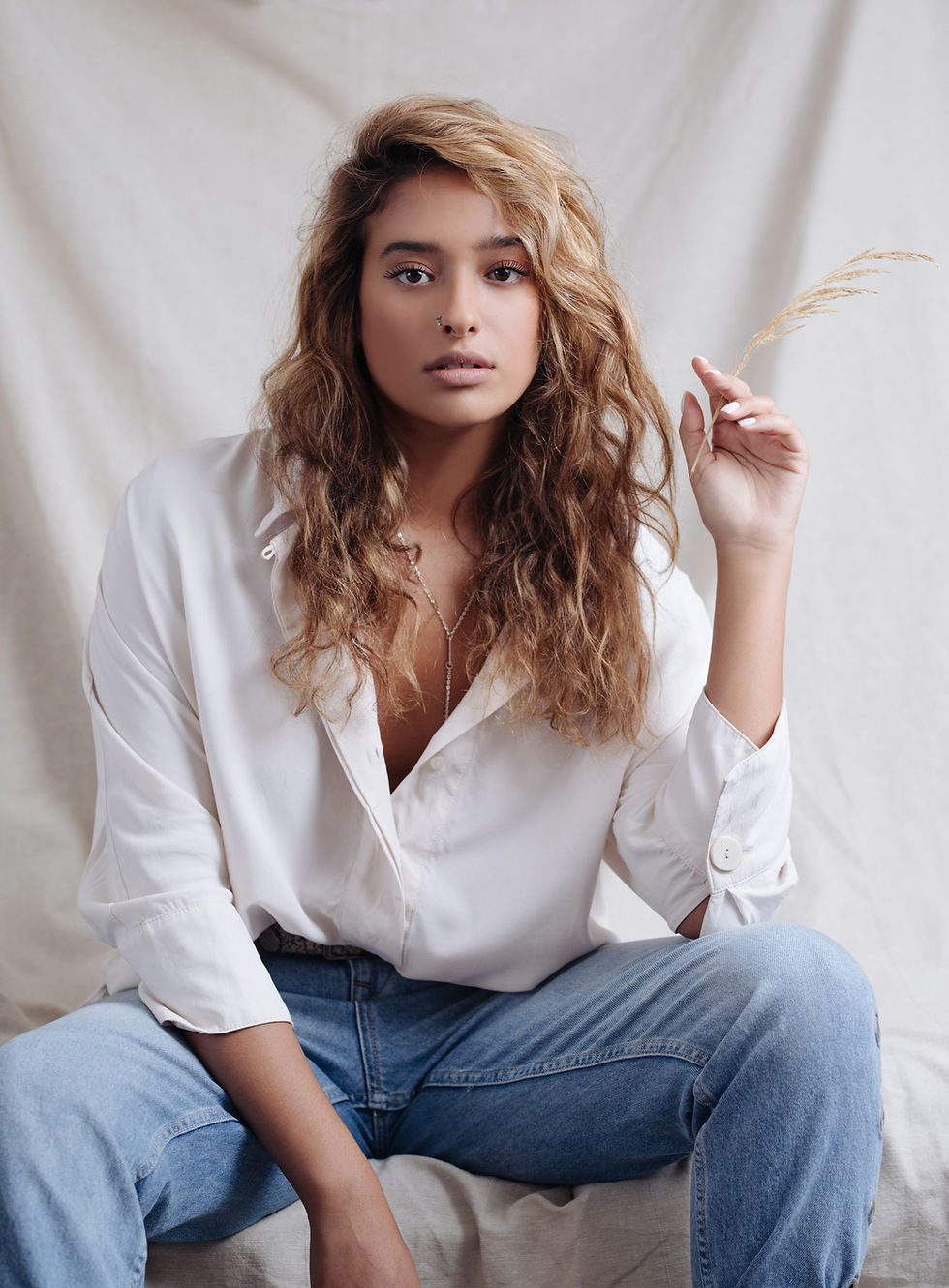 Femme pose de portrait détendue - coaching perte de poids