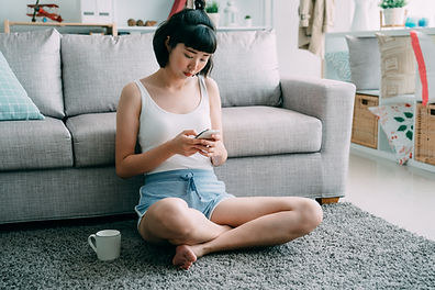 Femme asiatique qui téléphone