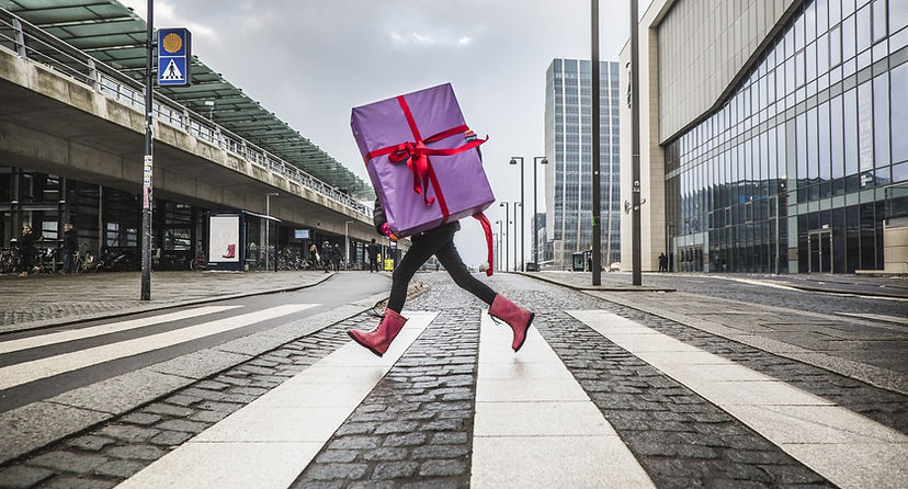 Courir avec un cadeau emballé