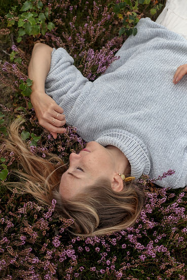 Kvinne blant blomster