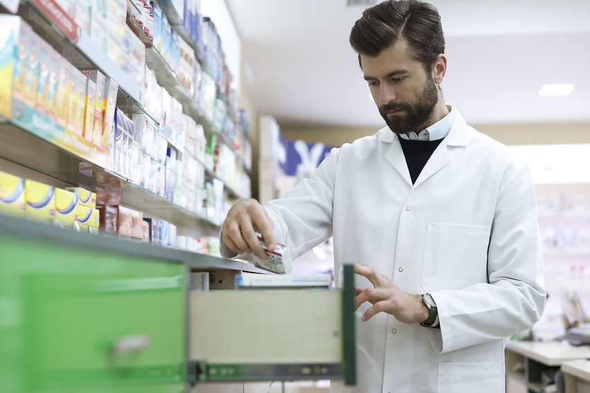 Farmacêutico organizando produtos