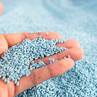 Granuli di plastica blu