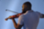 jeune homme africain qui joue au violon