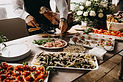 Mise en place de la table du buffet