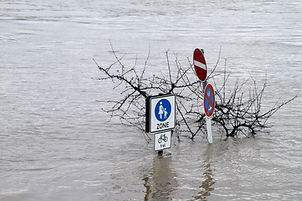 Verkehrsschild fast komplett unter Wasser