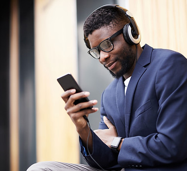 Um jovem usando fones de ouvido