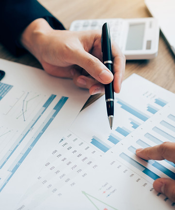 Finanzdokumente werden besprochen