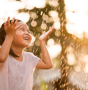 Enfant profitant de la pluie