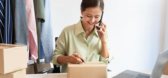 電話で話している人