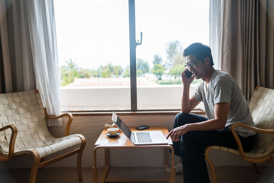 窓のそばで仕事する男性