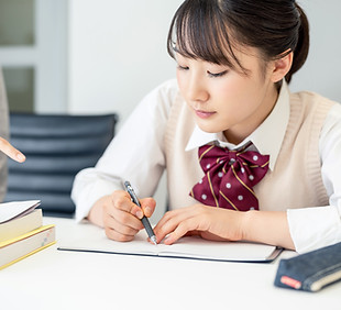 ノートを取る学生